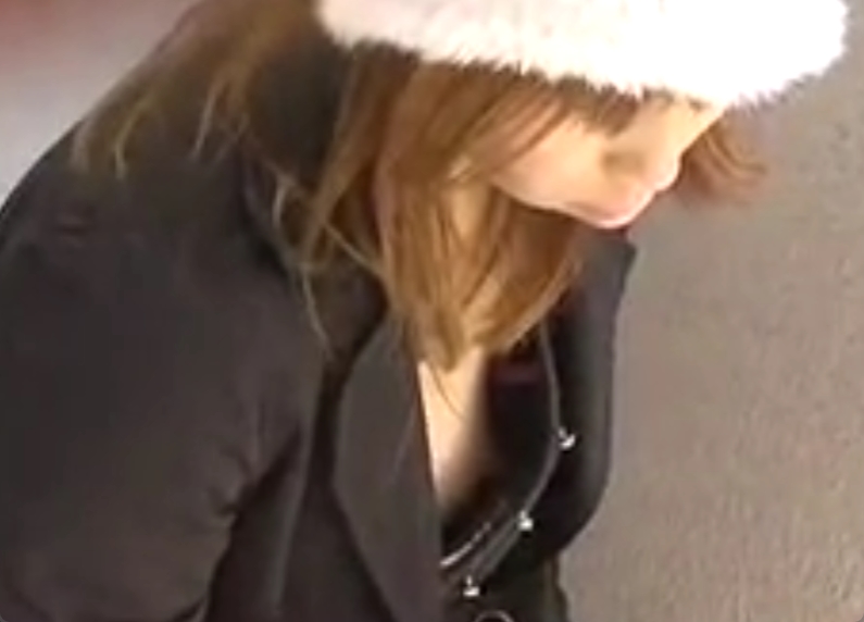 ねえねえお姉さん見えてるよ？最後に声をかけて乳首チラを指摘ｗ