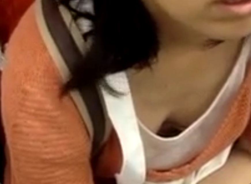 これは至福の時間！電車内でうたた寝しているお姉さんの胸チラｗ