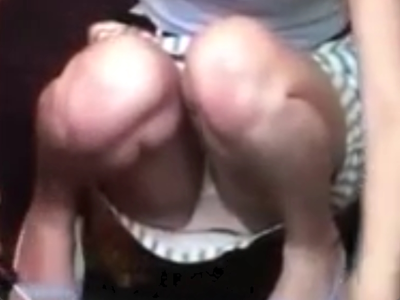 美女のパンチラ盗撮！股間が無防備すぎてヤバいでしょｗ