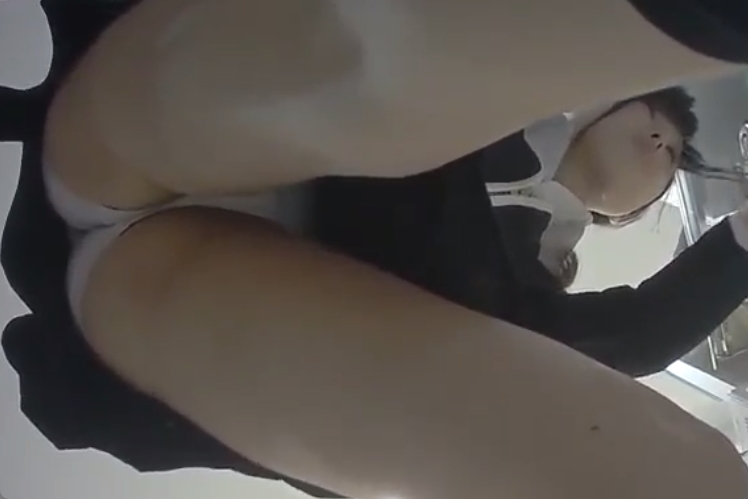 店員さんの極上パンチラ！これこそまさに絶景であるｗ