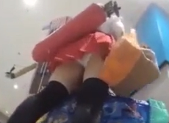 コスプレ娘を逆さ撮り！にんじん背負って何してんだよｗ