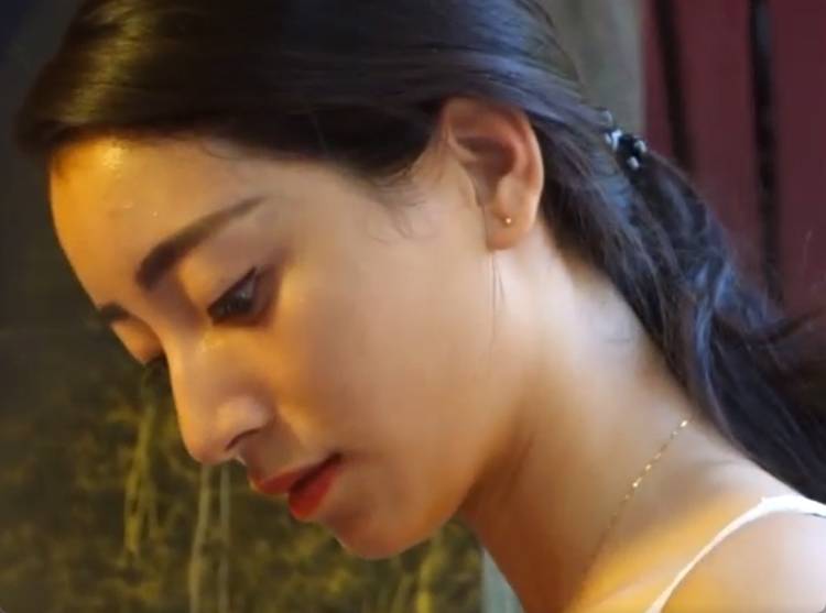 綺麗系お姉さんのパンティがこちら！序盤のすね毛は我慢してねｗ