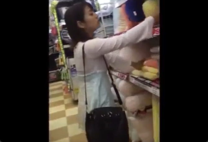 ブルーのサテンパンツを盗撮！右側のマン肉がちょっとはみ出てるよｗ