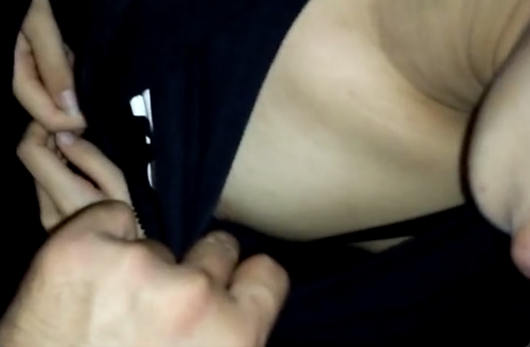 昏睡状態のお姉さんが胸元をめくられて乳首を盗撮されてますｗ