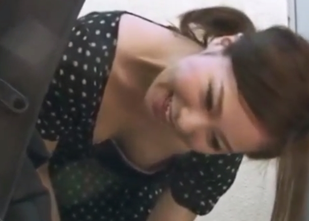 最高のオカズです！子育てママの胸チラとパンチラをいただきだ！