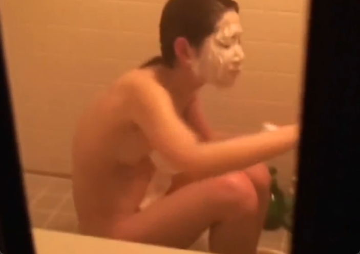 近所でも評判の清純娘のお風呂を盗撮！マジで生々しいわｗ