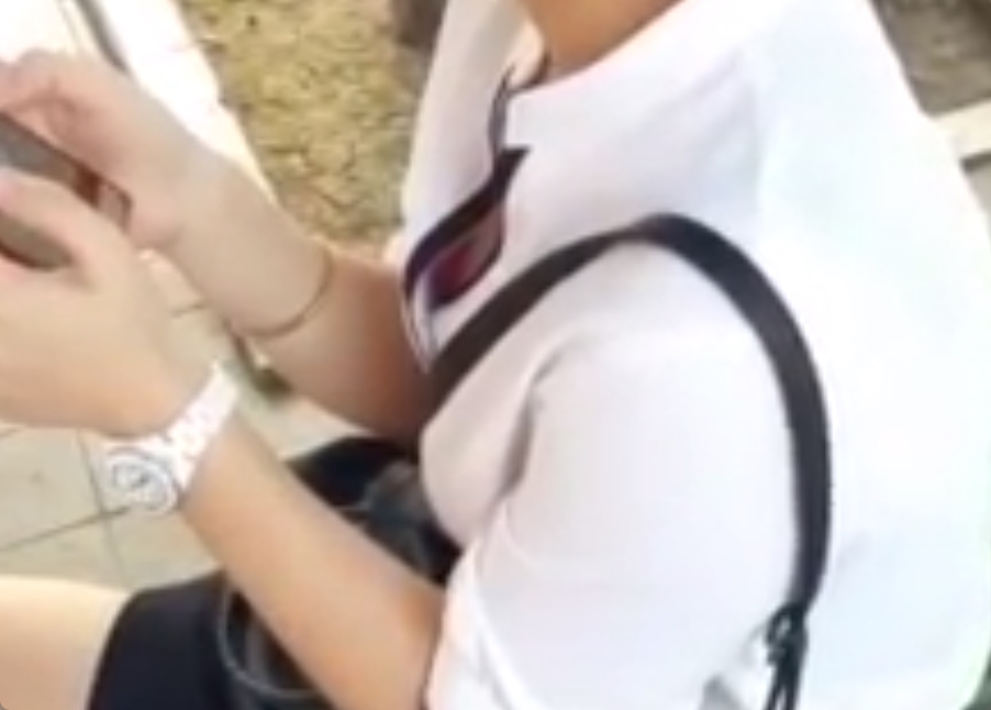 あれ乳首見えてね？なぜこのアングルからこうも簡単に見えるのかｗ