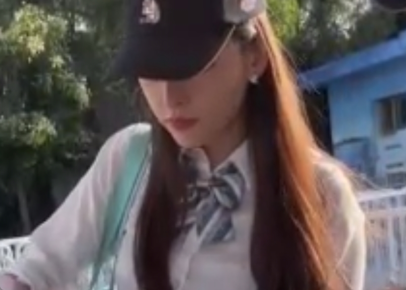 イベント会場位でオタク女子が逆さ撮り！右側が食い込んでるｗ