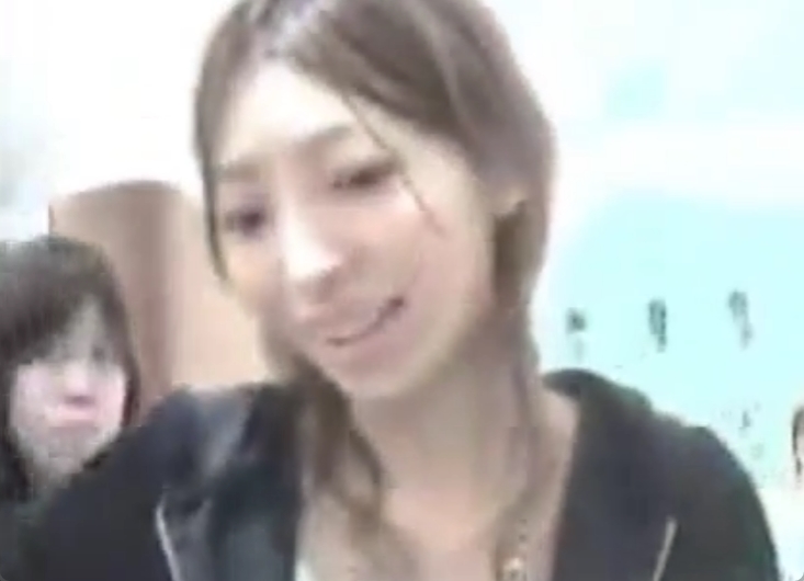 店員さんの乳首をゲット！やっぱり貧乳だと乳首まで見えるんよなｗ