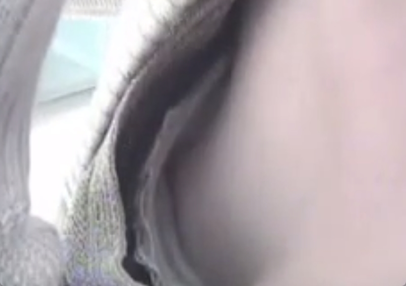 ショップ店員の胸チラ盗撮動画！無断で勝手に撮っちゃうとかｗ