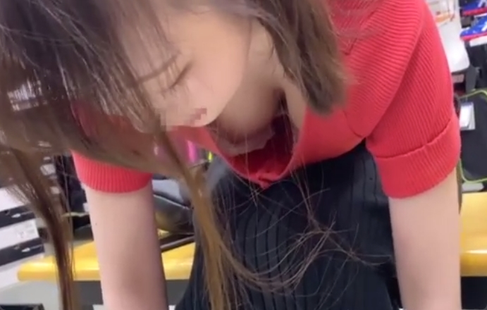 可愛い同僚と買い物に行ってがっつり胸チラ盗撮しちゃいますｗ