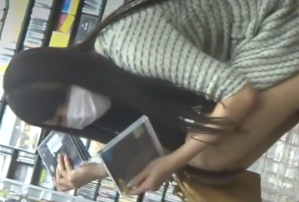 上品な感じのお姉さんが店内でパンティをフラッシュ盗撮されるｗ