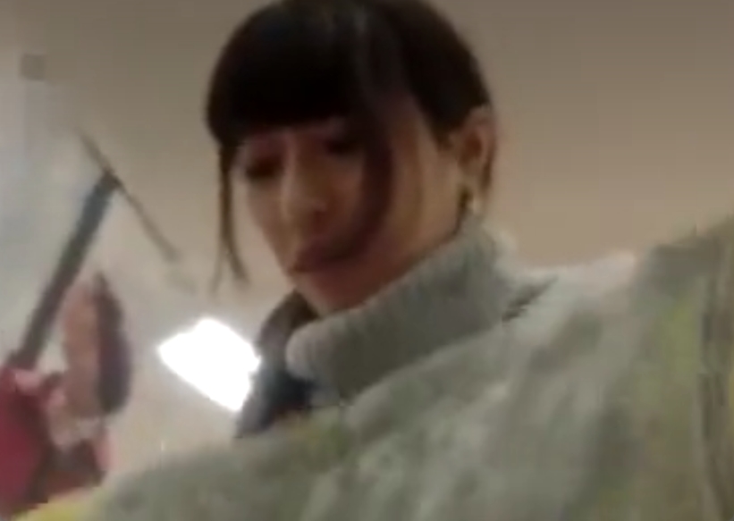 激カワショップ店員さんが顔と一緒にパンツを盗撮されちゃうｗ