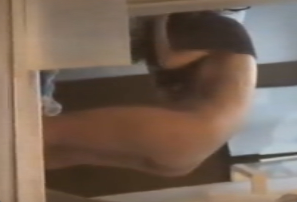 風呂上がりのお姉さんの着替えを盗撮！いい体してやがるｗ