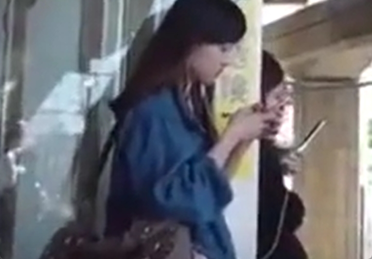 超やばいやつ！駅構内にいた女を手当たり次第に盗撮していくｗ