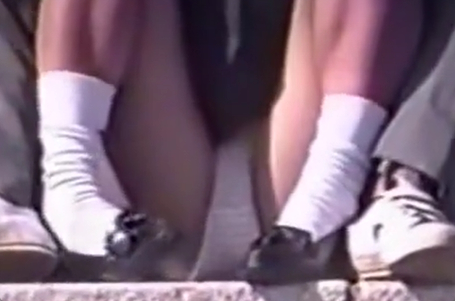 お外でいちゃつくJKカップルを盗撮！パンツに手入れられてるやんｗ