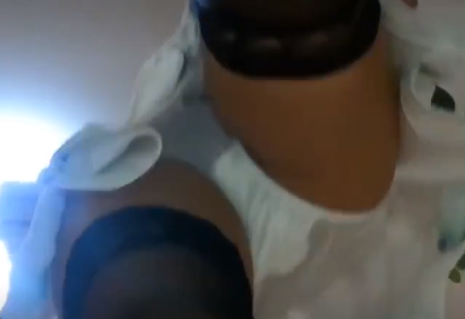 美容院にやってきた客の胸チラとパンツを盗撮！乳首ゲットだぜｗ