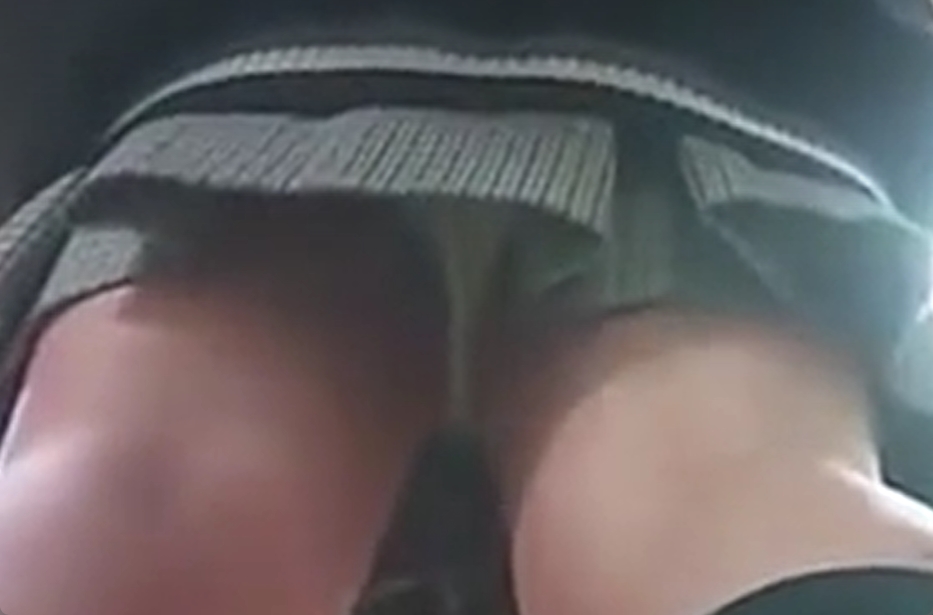 危険なパンチラ映像！ふりふりスカートの女を狙ってぱしゃりｗ