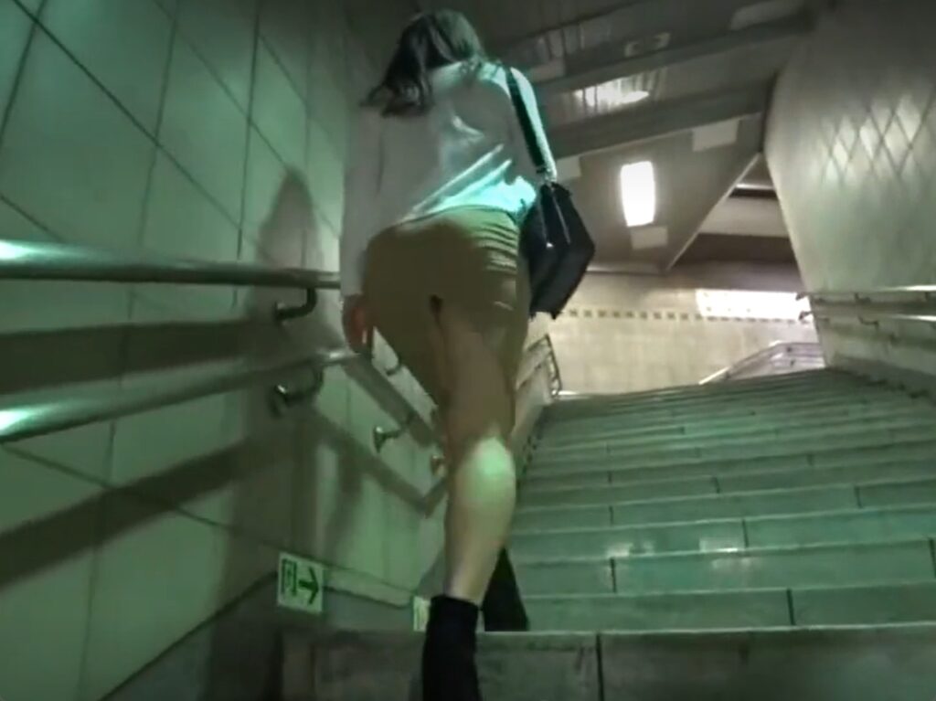 男を誘惑しているとしか思えないえちえちなパンチラ盗撮ｗ