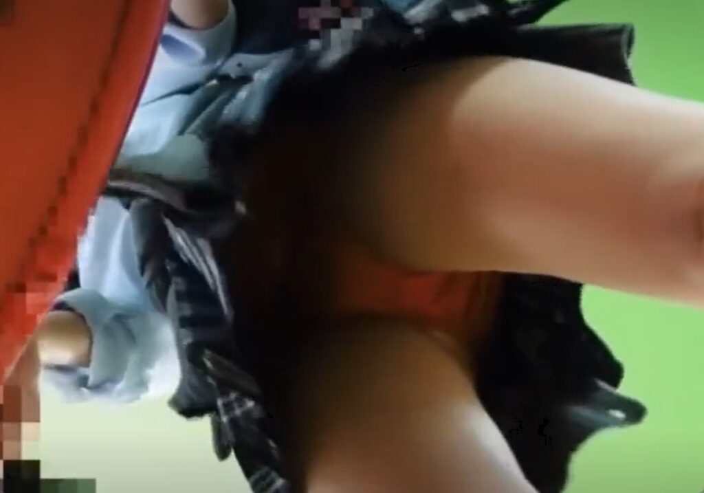 ゲーセンで遊ぶ女子高生を逆さ撮り！これは良い眺めですなあｗ