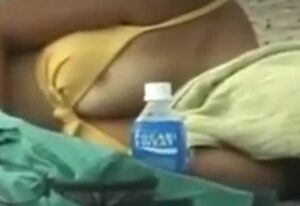 ビーチ盗撮動画にお姉さんの乳首ポロリが映りこんでしまうｗ