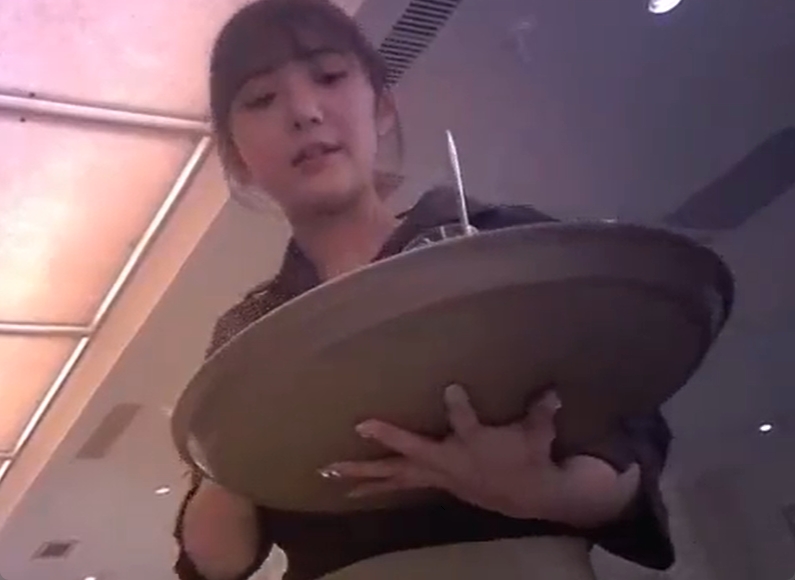 レストランの激カワ店員さんが客にパンツを盗撮されるｗ