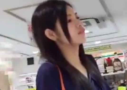 コンビニで見かけた美女を逆さ撮り！この女と一発ヤりたいｗ