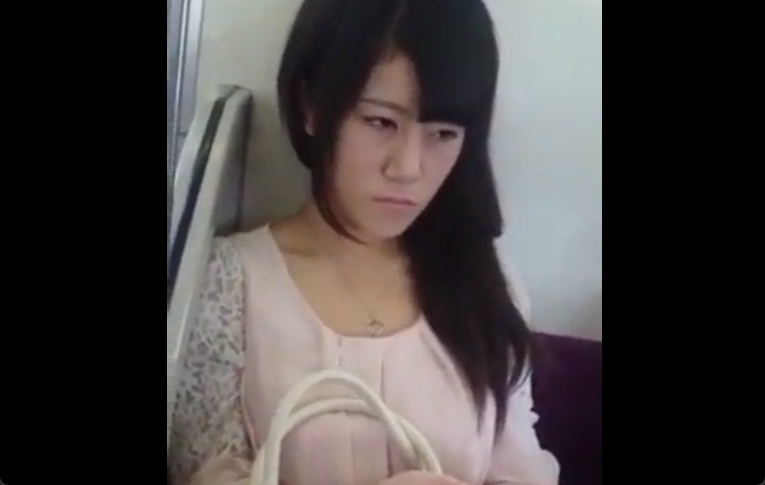 スカートめくったらピンク色のパンティがちらり！勝負パンツかな？