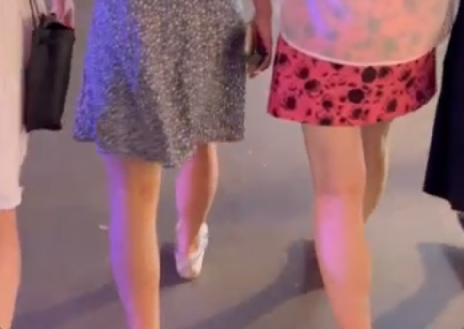 メガネのムチ尻お姉さんを追跡してパンティ盗撮しちゃいますｗ