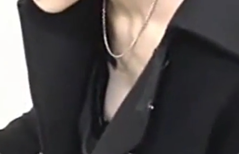 こんだけ胸開いてたらそりゃ見るわ！街中で乳首チラゲットｗ