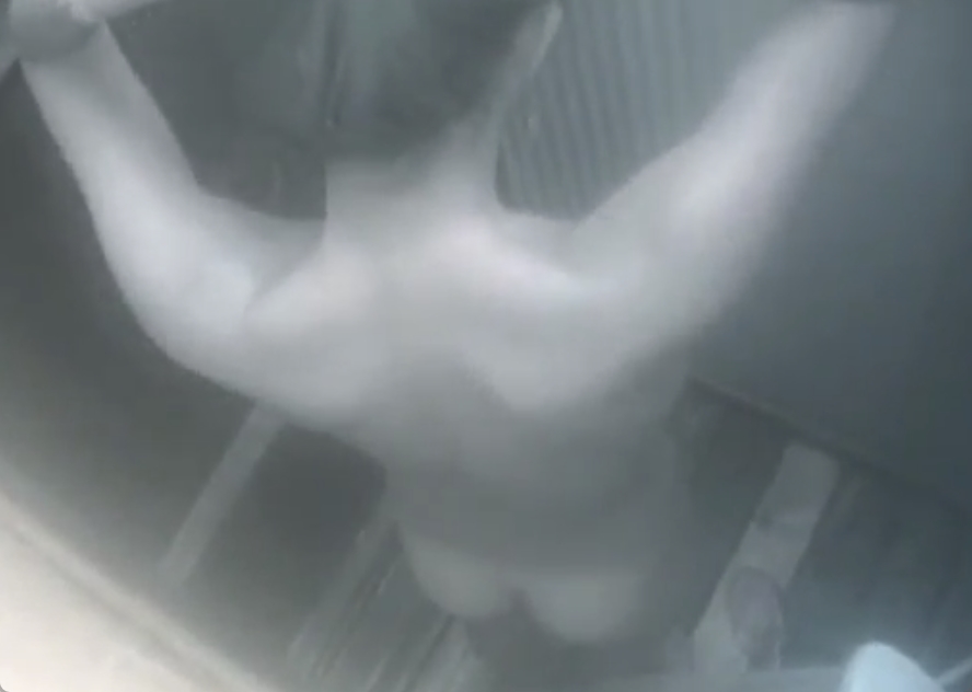 海の家は危険がいっぱい！シャワールームでギャルを盗撮ｗ