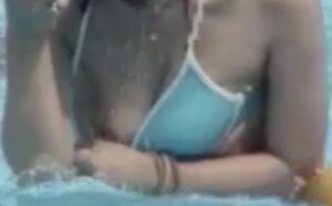 プールで乳首ポロリした瞬間を盗撮！これはマジで貴重ですｗ