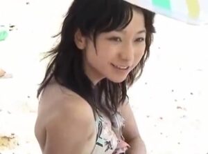 貧乳だと乳首見えやすいよね！美女の胸チラ盗撮映像ですｗ
