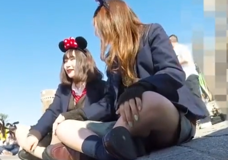 夢の国でパンツを盗撮されちゃったJKたち！無防備すぎｗ