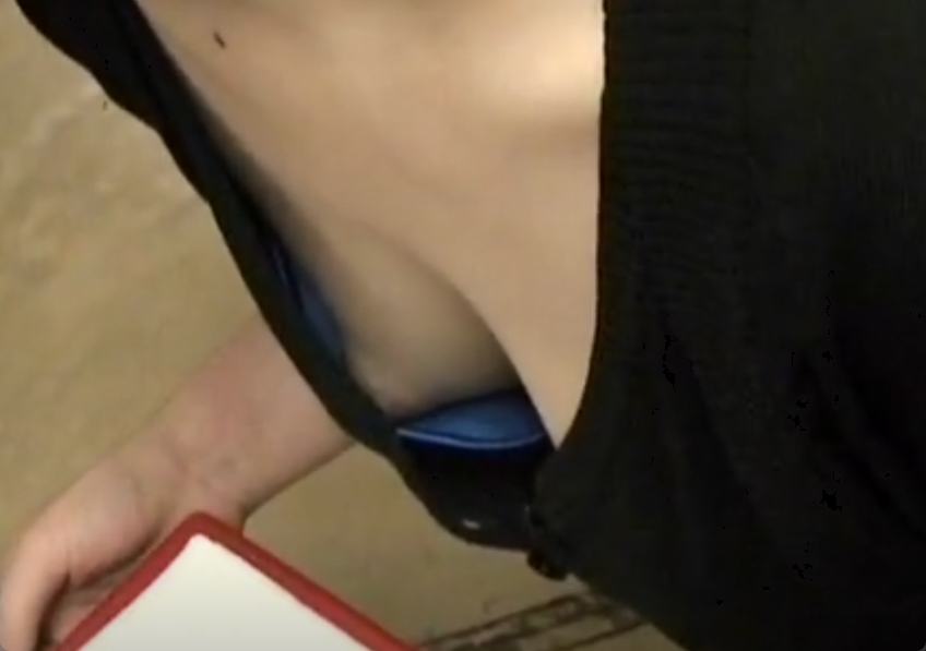 アンケート中に胸チラ盗撮！善意で協力した結果がこれかよｗ