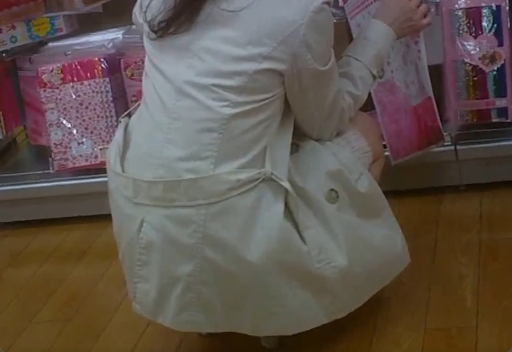 若作りした熟女のパンチラ盗撮！何を買ってるのかな？ｗ