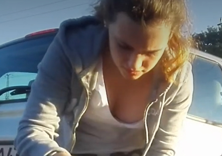 フリーマーケットで外人お姉さんの胸チラを激写盗撮ｗ