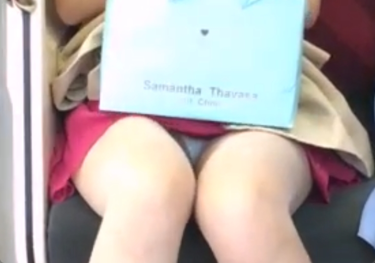 電車内で生意気そうな高飛車お姉さんを対面パンチラ盗撮ｗ