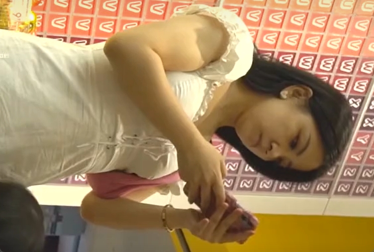 デパート内でパンティ乱獲！やっぱり逆さ撮りが王道で最強っしょｗ