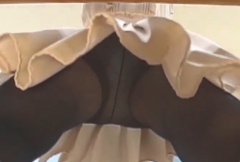 女教師のパンティを逆さ撮り！めっちゃ蒸れてて臭そうだなｗ