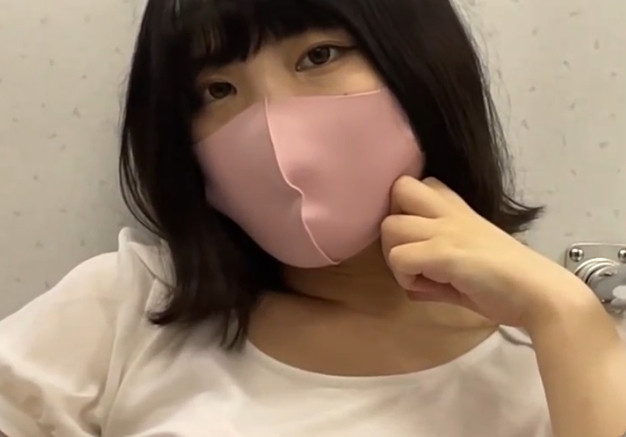 挑発的な目でこっち見やがって！マンコ触ってほしいのか？