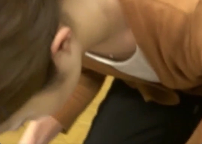 店内で女性客の胸チラを撮りまくり！ガチもの注意ですｗ