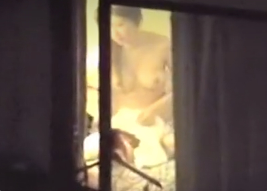 望遠レンズを使って向かいのマンションの窓を覗いた結果ｗ