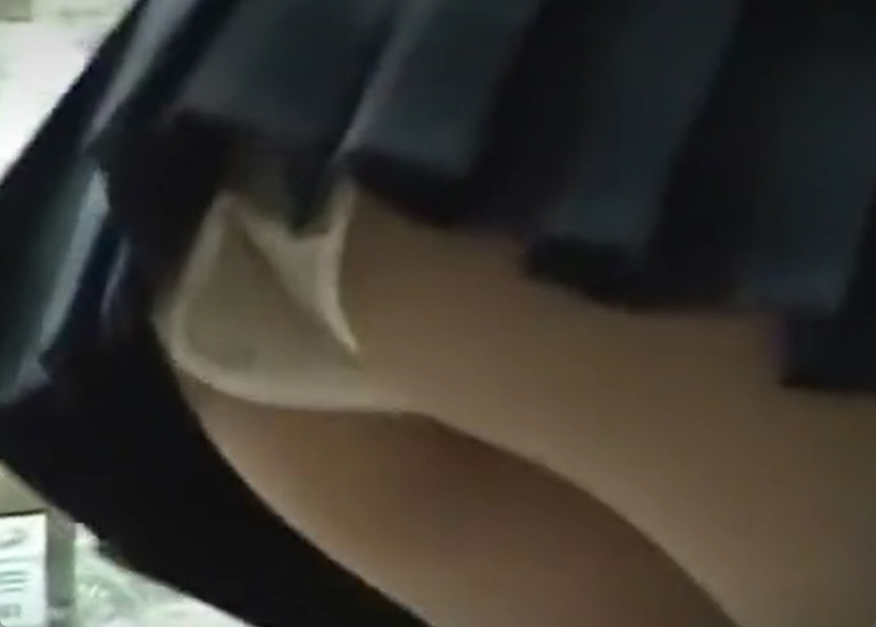 JKの透け透けパンティがエロすぎ！チンポ入れさせろやｗ