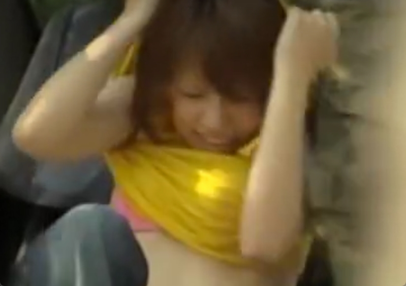 階段で携帯弄ってたら上着を引っぺがされちゃったお姉さんｗ