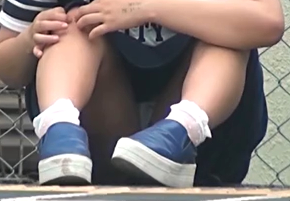 女ってなんでスカート穿いてるの忘れてしゃがみ込むんだ？