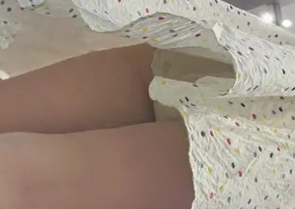 ノーブラニップレスで彼氏とデートしている彼女を逆さ撮り盗撮ｗ