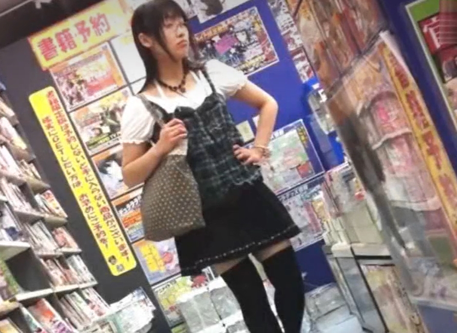 オタク系眼鏡娘のパンツをスマホでストーキング盗撮ｗ