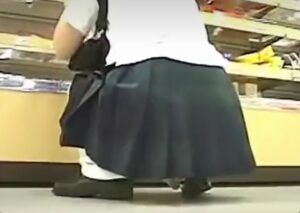 JKがこんなパンツ穿いてちゃダメだろ！まん肉はみ出とるｗ