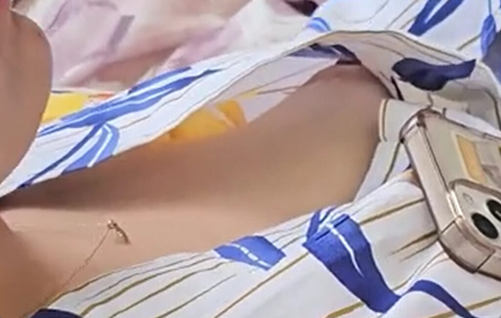 浴衣姿のお姉さんの胸チラ盗撮！乳首完全に見えとるがなｗ